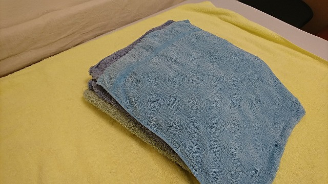 施術時に使う枕（タオルを重ねたもの）の写真