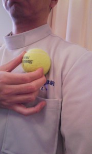 ボールを使って大胸筋のトリガーポイントをほぐす時のボールを当てる位置
